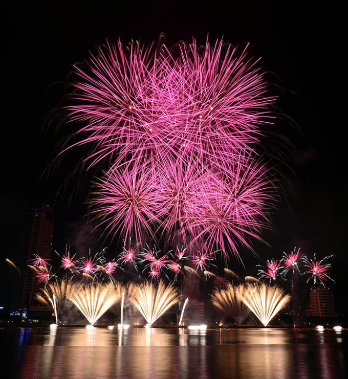 Những màn pháo hoa đẹp mắt đêm giao thừa luôn mang đến cho nhân dân Thủ đô Hà Nội nhiều cảm xúc. (Ảnh minh họa - Internet)