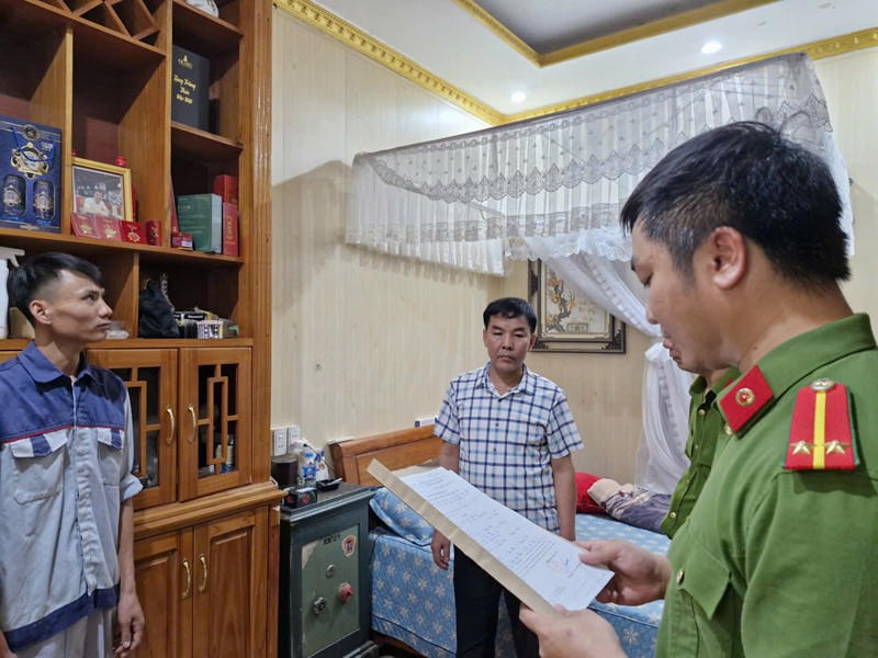 Công an thi hành khám xét nơi ở của thủ nhang Lê Bật Sơn (giữa). Ảnh: Công an Thanh Hóa