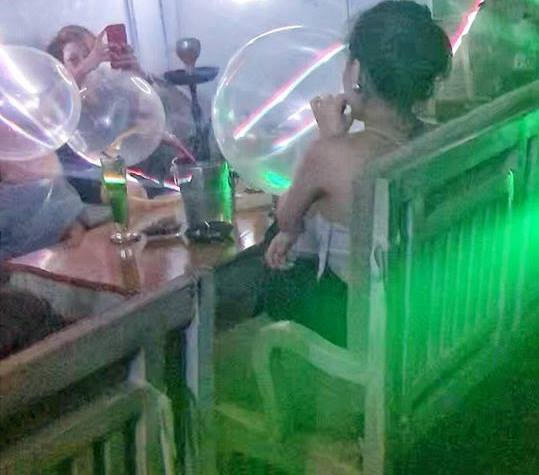 Một hoạt động kinh doanh bóng cười tại quận Hoàn Kiếm.