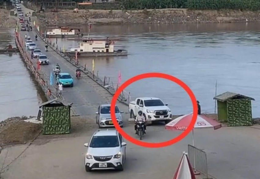 Hình ảnh tài xế H điều khiển phương tiện vượt ẩu khi qua cầu phao Phong Châu. Hỉnh ảnh cắt từ clip.