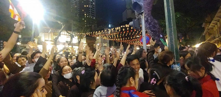 Và dòng người thì vẫn cứ chen lấn xô đẩy!