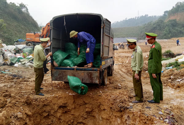 Lực lượng chức năng thu giữ và tiêu hủy chân gà lậu. (Ảnh: Baolaocai.vn).