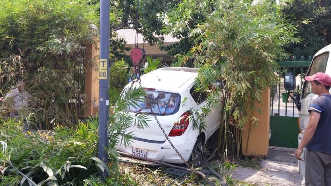 TP HCM: Nữ tài xế húc đổ rào thép, đè cụ ông chạy xe ôm