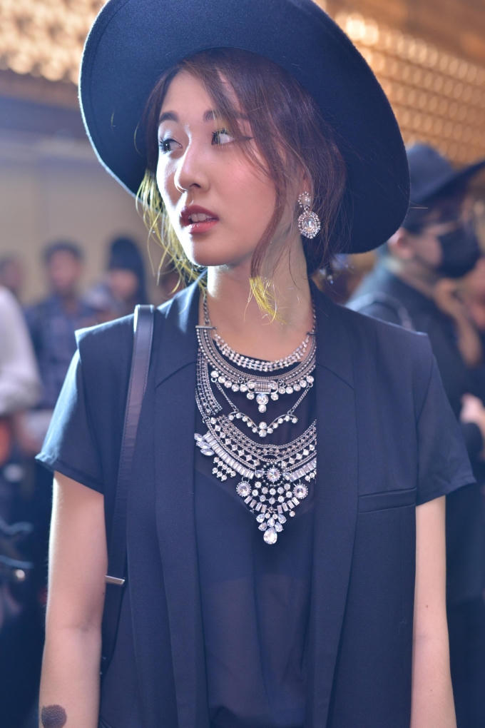 Không thể chất hơn với cô gái luôn thích diện tông đen Julia Đoàn, trong outfit đen toàn tập Julia thật nổi bật với phụ kiện do chính cô thiết kế đến từ thương hiệu Floral Punk.