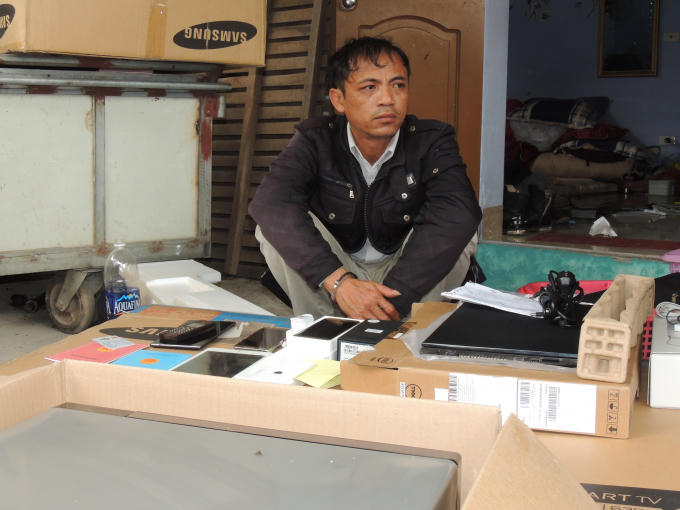 Đối tượng Thanh cùng tang vật vụ án. (Ảnh Công an Hà Nam)