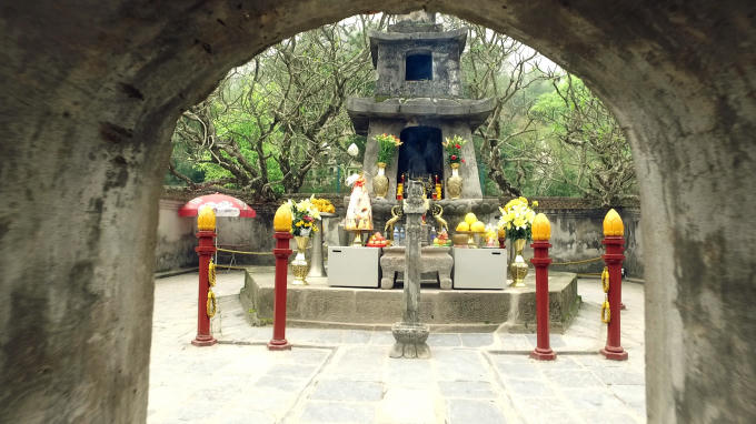 Chính giữa vườn tháp là Lăng Quy Đức và Tháp Tổ, nơi đặt mộ vua Trần Nhân Tông.