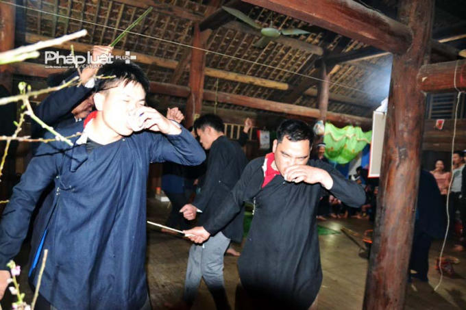 ... Rồi được những người tham gia tục "nhảy bói" uống ngay. (ảnh: Phàn Giào Họ).