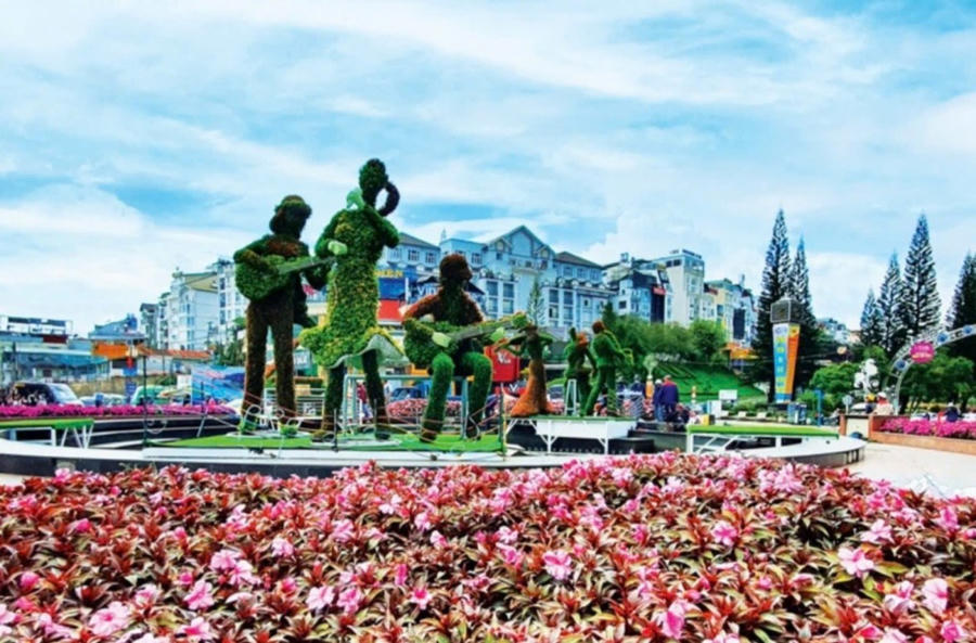 Trang trí, sửa sang một số tiểu cảnh tại vườn hoa, góc phố tại Đà Lạt chuẩn bị phục vụ Festival Hoa lần thứ X- năm 2024. Ảnh: T.H