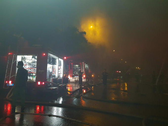 Nhận được tin cấp báo từ người dân, lực lượng PCCC đã điều 6 xe chữa cháy và hơn 50 cán bộ chiến sĩ xuống hiện trường.