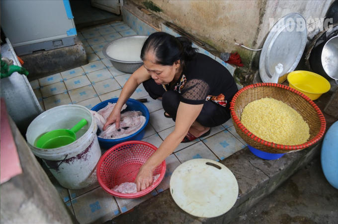 Ở Phú Thọ nói chung và ở Hùng Lô nói riêng, ngoài việc rước kiệu từ Hùng Lô về khu di tích lịch sử đền Hùng hàng năm thì ở Hùng Lô người dân còn vinh dự được làm bánh chưng, bánh giầy dâng tiến Vua Hùng. Đây là việc làm ý nghĩa nhằm thể hiện đạo lý “uống nước nhớ nguồn”, tri ân công đức tổ tiên của dân tộc ta.