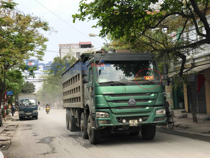 Xe tải mang phù hiệu đỏ “BA VÌ” ngang nhiên hoạt động