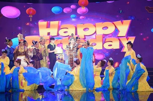Hồng V&acirc;n ch&uacute;c mừng sinh nhật Minh Nh&iacute; ngay tr&ecirc;n s&acirc;n khấu