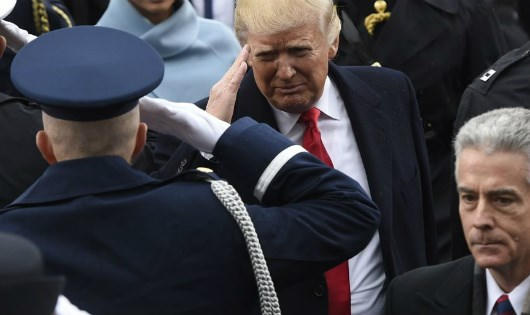 Tổng thống Mỹ Donald Trump chào các quân nhân ở Đồi Capitol sau khi tuyên thệ nhậm chức.