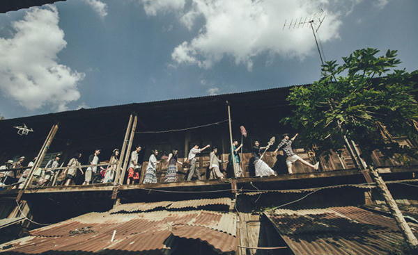 Tụi em đã chuẩn bị rất kỳ công vì muốn có những góc chụp hay ho nhất. Tất cả có 17 thành viên là 17 bộ đồ hoàn toàn khác nhau nên phải phân việc đều, từ tìm địa điểm đến từng phụ kiện và cả những thứ để dựng cảnh", Ái My kể.