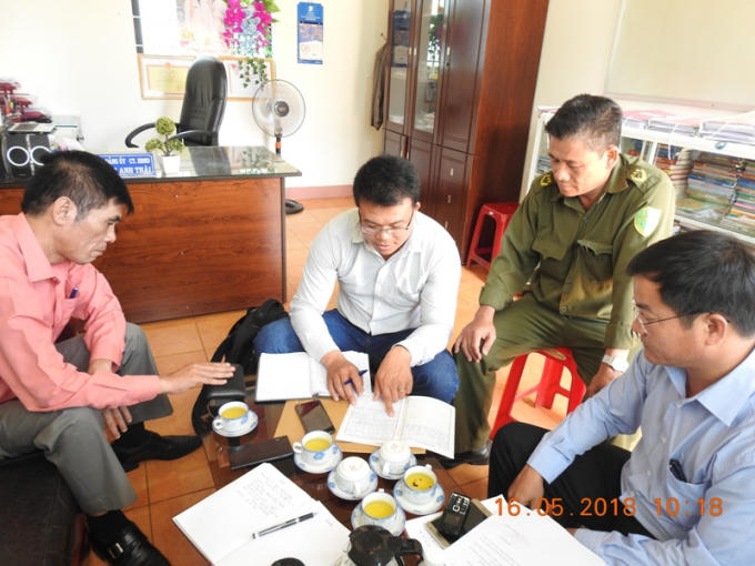 Ông Lê Đăng Lương (áo xanh) đang làm việc với phóng viên.