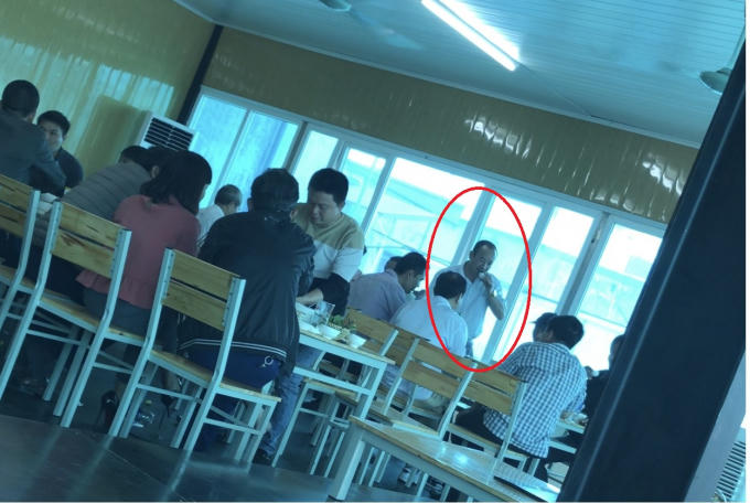 Ông Vương Văn Bá – Phó đội trưởng Đội TTGT huyện Thanh Oai, người được cho là có mặt trong buổi ăn nhậu trong giờ hành chính. (ông Vương Văn Bá - khoanh đỏ)