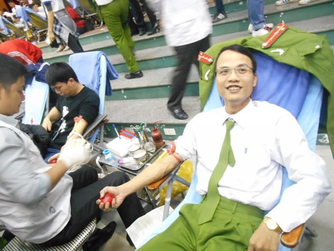 Họ rạng rỡ hơn bình thường khi được chia sẻ giọt máu đào của mình cho những người kém may mắn.