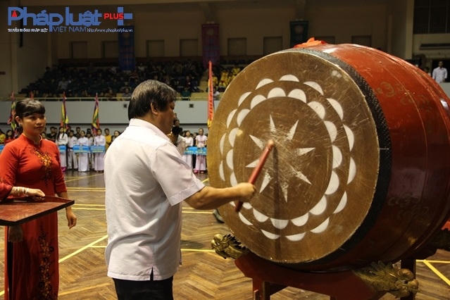 Ông Nguyễn Khắc Lợi – Phó Giám đốc Sở Văn hóa và thể thao Hà Nội đánh trống khai mạc hội diễn.