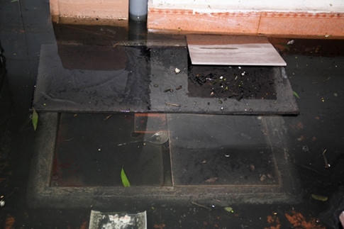 Nước ngập nửa mét, người dân lội bì bõm giữa Hà Nội