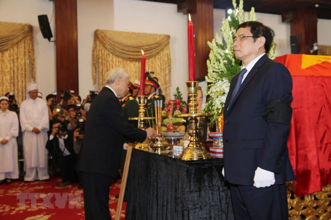 Tổng Bí thư Nguyễn Phú Trọng dâng hương, viếng nguyên Thủ tướng Phan Văn Khải. (Ảnh: Trí Dũng/TTXVN)
