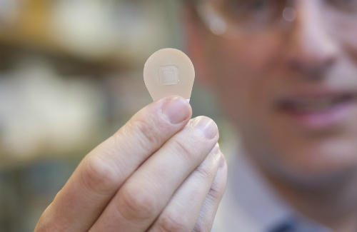 Miếng dán với những mũi kim siêu nhỏ giúp chuyển văcxin vào cơ thể bệnh nhân mà không gây đau đớn. Ảnh: The Journal.