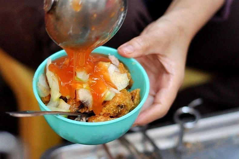Bánh rán mặn Võng Thị nổi tiếng trong nền ẩm thực Thủ đô nhờ vào nước sốt đặc sánh gia truyền.
