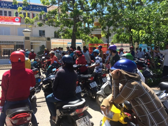 Đông đảo phụ huynh với tâm trạng hồi hợp chờ thí sinh trong lúc làm bài thi.