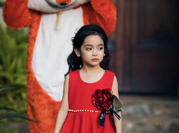 Xu&acirc;n Bắc nắm tay 2 con trai - Bi B&eacute;o, Minh Bủm catwalk giữa vườn hoa