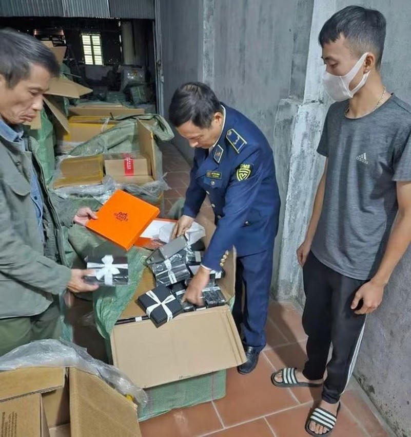 Quản lý thị trường phát hiện hơn 1.600 sản phẩm túi xách giả mạo các thương hiệu nổi tiếng.