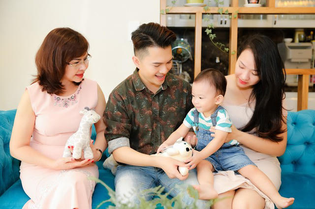 Nam Cường bên vợ con.