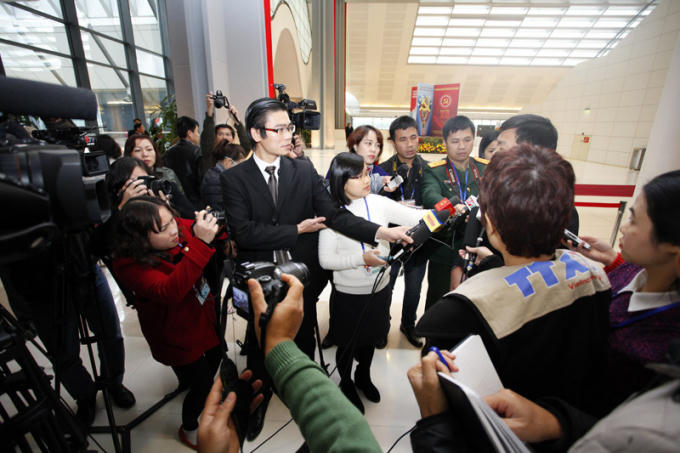 Các phóng viên tác nghiệp bên lề Đại hội Đảng toàn quốc lần thứ  12. Ảnh: Phạm Hải.