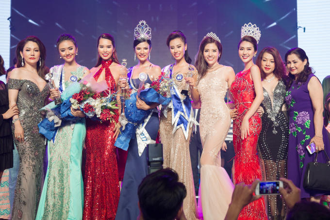 Hoa hậu Tường Linh diện váy đỏ rực tại chung kết Hoa hậu Hữu Nghị ASEAN 2017