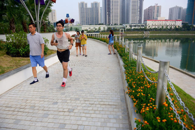 "Công viên có diện tích rộng, có nhiều cây và hoa rất đẹp. Tuy nhiên không thấy có ghế đá để ngồi mỗi khi mệt", một người dân cho biết.