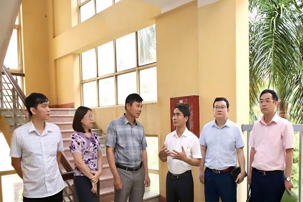 Phó Chủ tịch UBND tỉnh Hưng Yên, ông Nguyễn Lê Huy (thứ 3, trái sang), kiểm tra thực tế tại khu nhà ở sinh viên.