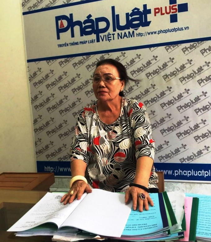Bà Trần Thị Hương trình bày vụ việc với phóng viên.