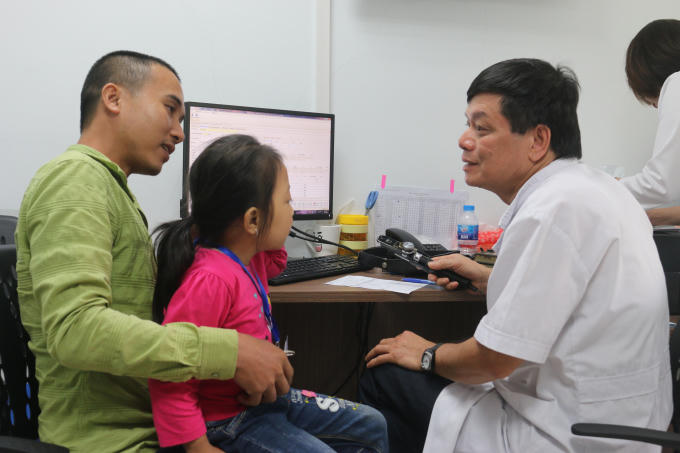 Các bác sĩ Bệnh viện Mắt Hà Nội 2 khám cho các bệnh nhân nhi tỉnh Tuyên Quang.