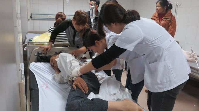 Nạn nhân trong vụ lật xe khách được cấp cứu tại BVĐK 115 Nghệ An.