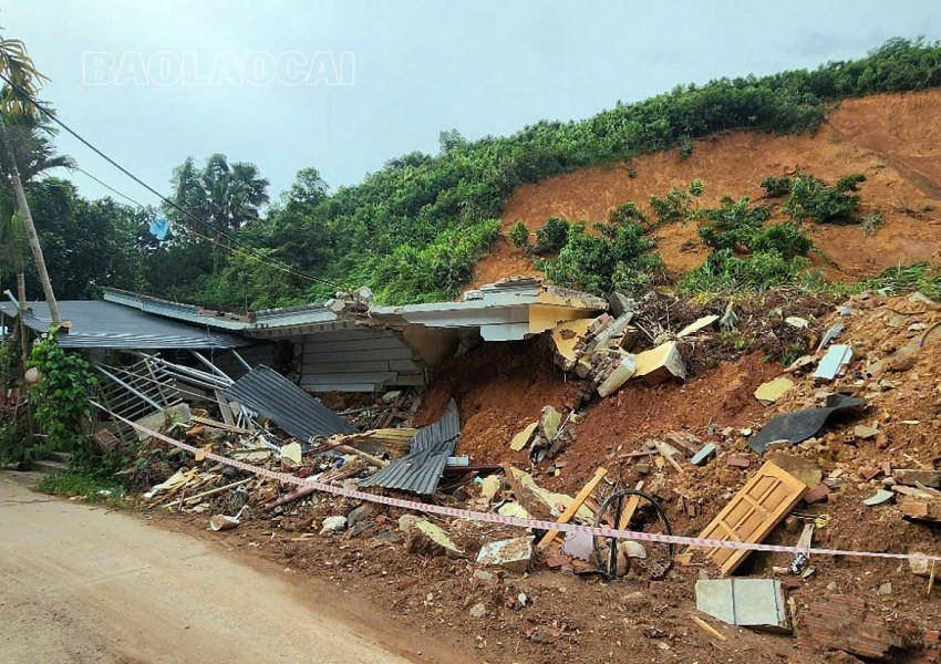 Một nhà dân ở phường Yên Bái bị đất đá sạt lở làm sập đổ hoàn toàn.