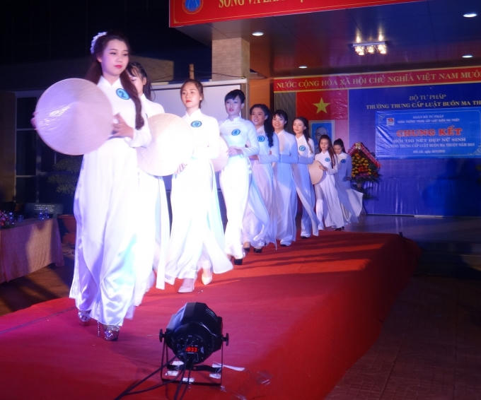 Trình diễn áo dài