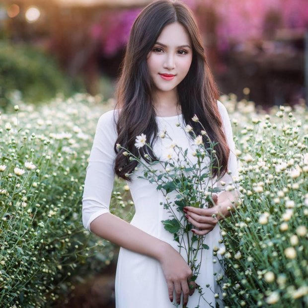 Hot girl Đặng Ngân cũng dành thời gian đến cổ vũ U23 Việt Nam.
