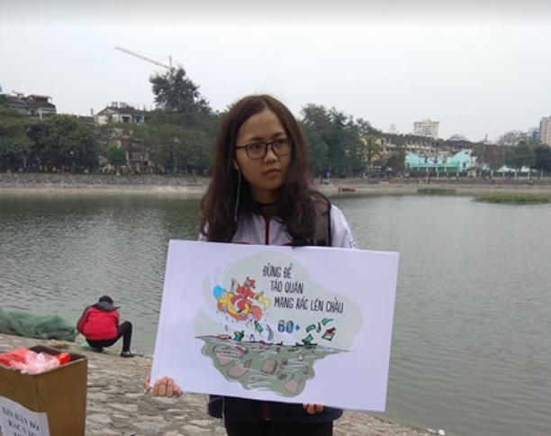 Ngay từ sáng sớm, các bạn trẻ đã cầm trên tay những tẩm bảng với dòng chữ "Đừng để Táo Quân mang rác lên chầu" ở các điểm hồ.