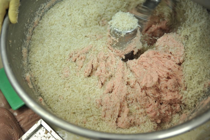 Để làm nem chua, là khâu lọc thịt, bì lợn cũng được nhà hàng công phu tỉ mỉ lựa chọn những thớ thịt ngon nhất rồi mới cho vào xay nhuyễn.