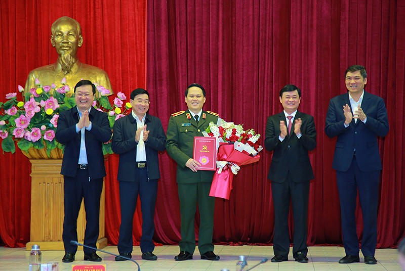 Thường trực Tỉnh ủy Nghệ An tặng hoa chúc mừng Giám đốc Công an tỉnh Bùi Quang Thanh.