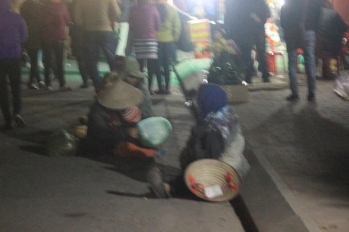 Nam Định: Những h&igrave;nh ảnh &ldquo;nhếch nh&aacute;c&rdquo; tại lễ hội đền Trần