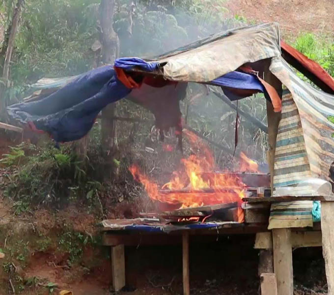 Lán trại của nhóm đối tượng khai thác thiếc bị phá hủy.