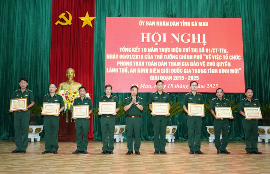 Đại tá Phạm Minh Giang - Bí thư Đảng ủy, Chính ủy BĐBP tỉnh Cà Mau, tặng Giấy khen của Bộ Chỉ huy BĐBP tỉnh cho các tập thể và cá nhân.