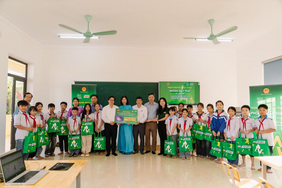 Lễ trao tặng phòng máy tính tại điểm trường tiểu học Viên Thành (Nghệ An)