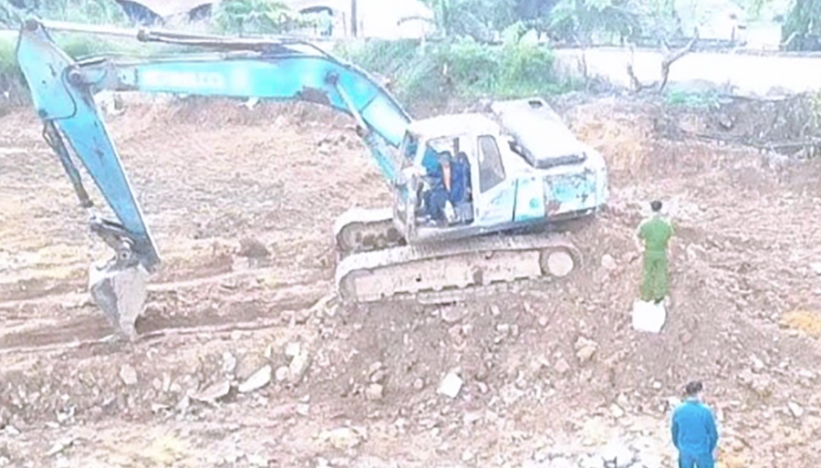 Lực lượng công an phát hiện các điểm khai thác đất, đá trái phép trong khu vực Khu công nghiệp Biên Hòa 1.