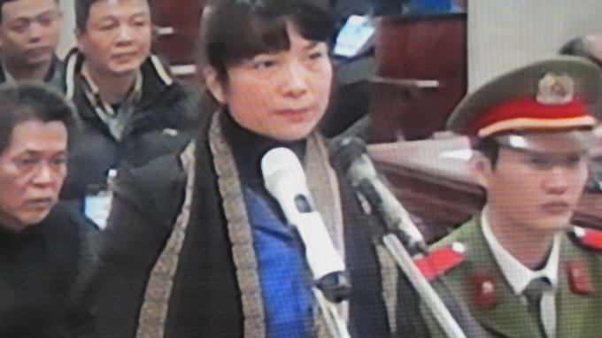 Bị cáo Phạm Thị Bích Lương – cựu giám đốc Ngân hàng Agribanhk chi nhanh Nam Hà Nội trả lời trước HĐXX (Ảnh: Duy Khương)