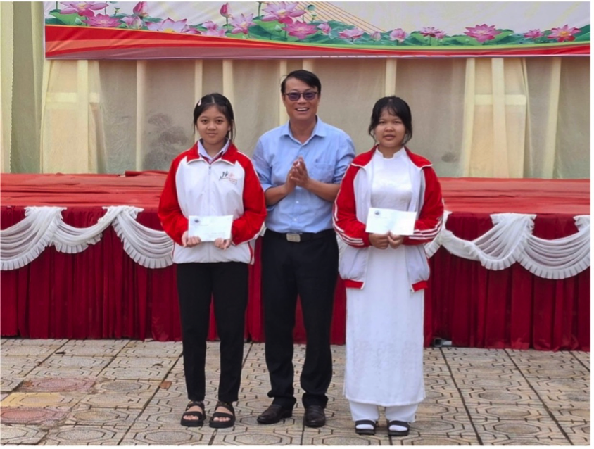 Tiến sĩ Lê Đắc Tường trao học bổng cho học sinh nghèo vượt khó.